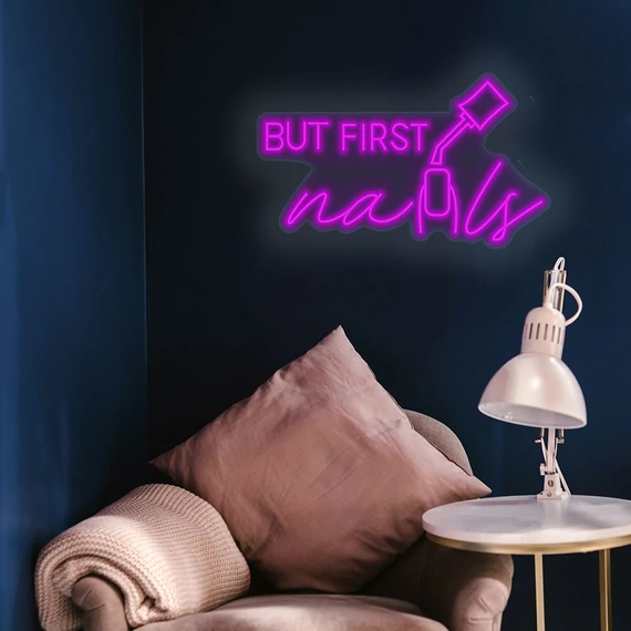 But first, nails - LED neon dekoráció